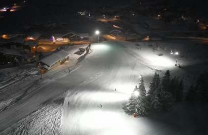 Piste de ski de nuit éclairée