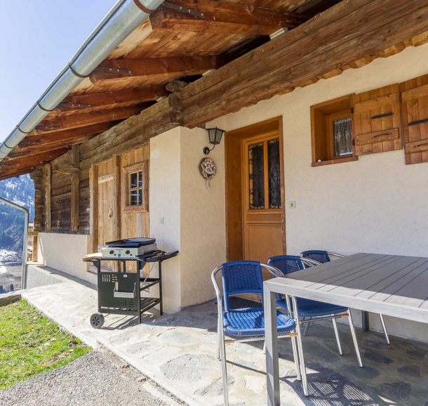 entrée du chalet
plancha gaz avec table et chaises